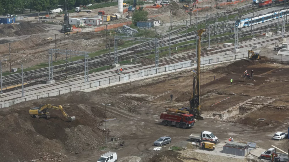 17.04.2024 - gradbi&scaron;če zasebnega projekta Emonika City - potni&scaron;ki center Ljubljana - železni&scaron;ka postaja - avtobusna postajaFOTO: Luka Cjuha