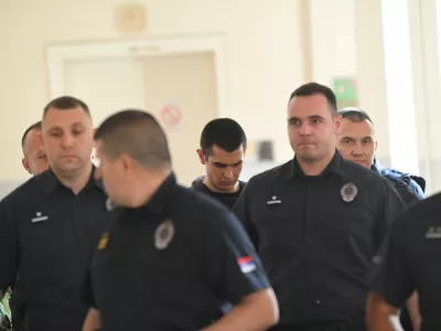 Uro&scaron; Blažić (v sredini v ozadju) je bil ob prihodu na sodi&scaron;če obdan s pravosodnimi policisti. F Pixell
