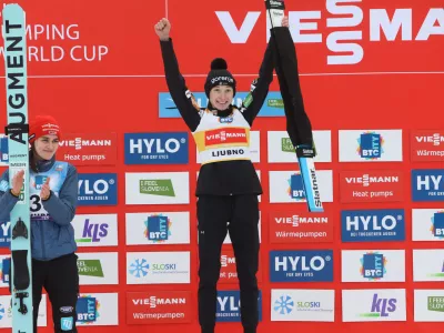 Nika Prevc je zmagala obeh tekmah v Ljubnem ob Savinji in niz zaprednih zmag podalja&scaron;ala na &scaron;tiri. V svetovnem pokalu ima že 16 zmag, več jih imajo Japonka Sara Takana&scaron;i (64), Norvežanka Maren Lundby (30) in Nemka Katarina Schmid (19). Foto: Bojan Velikonja