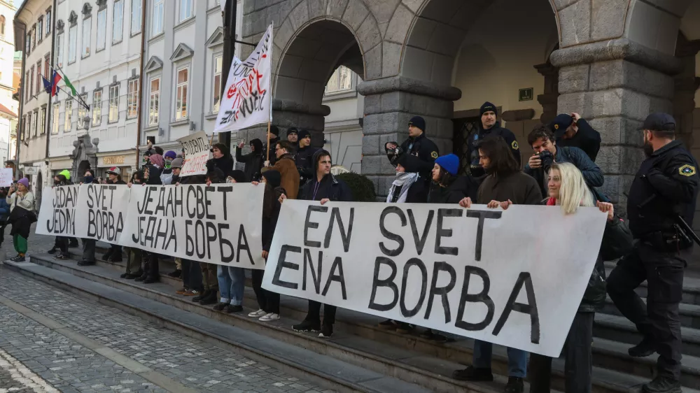 - 08.02.2025. - Protestni sprehod od srbske ambasade do Mestne hi&scaron;e, ki ga je pripravila Participativna ljubljanska avtonomna cona - Plac, s katerim želijo podpreti &scaron;tudentske proteste v Srbiji in izraziti kritiko podpore ljubljanskega župana Zorana Jankovića srbskemu predsedniku Aleksandru Vučiću.//FOTO: Bojan Velikonja