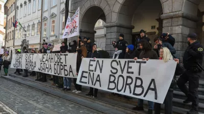 - 08.02.2025. - Protestni sprehod od srbske ambasade do Mestne hi&scaron;e, ki ga je pripravila Participativna ljubljanska avtonomna cona - Plac, s katerim želijo podpreti &scaron;tudentske proteste v Srbiji in izraziti kritiko podpore ljubljanskega župana Zorana Jankovića srbskemu predsedniku Aleksandru Vučiću.//FOTO: Bojan Velikonja