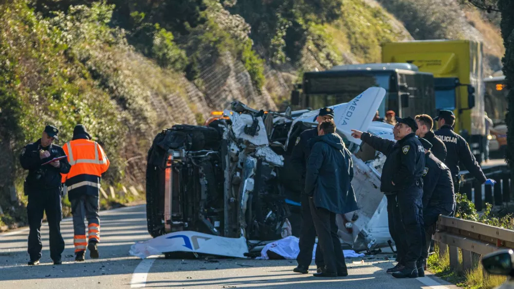 18.02.2025. Dubrovnik - Prometna nesreča, skala padla na vozilo.Foto: Pixsell