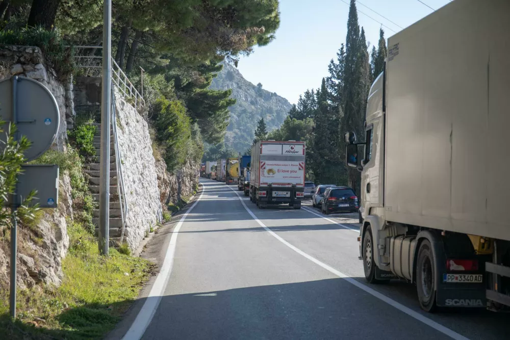 18.02.2025. Dubrovnik - Prometna nesreča, skala padla na vozilo.Foto: Pixsell