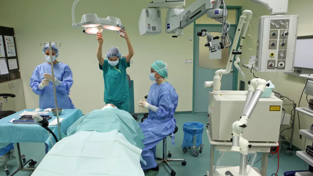 Na ZZZS izpostavljajo upadanje &scaron;tevila operacij, v bolni&scaron;nicah pa vidijo srž težav v dosedanjem financiranju. Fotografija je simbolična. Foto: Tomaž Skale