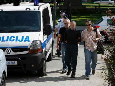 predstojnik budistične skupnosti v Sloveniji Shenpen Rinpoche pred sodi&scaron;čem- policisti pripeljali ljubljanskega &raquo;budističnega vodjo&laquo;, 43-letnega Ljubljančana Shenpena Rinpocheja oziroma Ronana Chatelliera - ovadili so ga zaradi domnevnega spolnega napada na osebo, mlaj&scaron;o od 15 let//FOTO: Bojan Velikonja