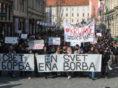 - 08.02.2025. - Protestni sprehod od srbske ambasade do Mestne hi&scaron;e, ki ga je pripravila Participativna ljubljanska avtonomna cona - Plac, s katerim želijo podpreti &scaron;tudentske proteste v Srbiji in izraziti kritiko podpore ljubljanskega župana Zorana Jankovića srbskemu predsedniku Aleksandru Vučiću.//FOTO: Bojan Velikonja