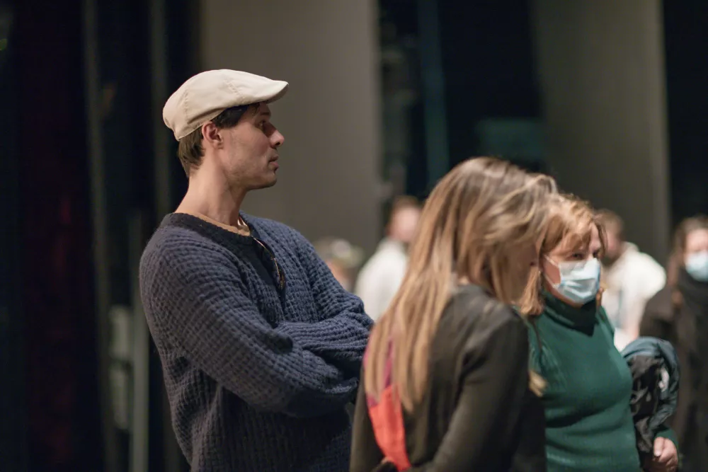 Baletni triptih Strune; premiera 11. 11. 2021 v SNG Opera in balet Ljubljana; OSAMLJENI POET Glasba Peter Iljič Čajkovski Serenada za godala v C-duru, op. 48 Besedilo po motivih pisem P. I. Čajkovskega Tatjana Ažman, Leo Mujić Koreograf in scenograf Leo Mujić (na fotografiji)