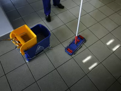 Zaposleni, ki opravljajo delo či&scaron;čenja, varovanja in vzdrževanja v javnem sektorju preko zunanjih izvajalcev, niso deležni dvigov plač in ugodnosti, ki jih je prinesla plačna reforma v javnem sektorju. Foto: Matej Pov&scaron;e