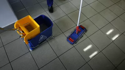 Zaposleni, ki opravljajo delo či&scaron;čenja, varovanja in vzdrževanja v javnem sektorju preko zunanjih izvajalcev, niso deležni dvigov plač in ugodnosti, ki jih je prinesla plačna reforma v javnem sektorju. Foto: Matej Pov&scaron;e