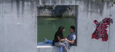 simbolična fotografija, zaljubljenca, mladost, mladostniška ljubezen, par, Ljubljana, Hribarjevo nabrežjefoto: Bojan Velikonja