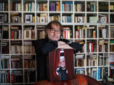 - 10.01.2023 - Vinko M&ouml;derndorfer - pisatelj, pesnik, esejist, dramatik in režiser. //FOTO: Bojan VelikonjaOPOMBA: INTERVJU ZA OBJEKTIV 2023