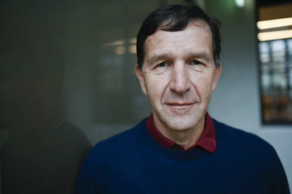 Dodaten zagon je Jan&scaron;a dobil &scaron;e s Trumpovimi norostmi, ki jih retorično veselo ponavlja. Zadeve gredo v njegovo smer&nbsp;meni politični analitki Bogdan Bi&scaron;čak