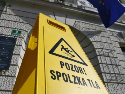 simbolična fotografija - opozorilna tabla - pozor spolzka tla - Vrhovno sodi&scaron;če Republike Slovenije - Vi&scaron;je in Okrožno sodi&scaron;če v Ljubljani, Tavčarjeva ulica 9, stavba - - pravosodje - pravo - pravičnost - pravica - pravni sistem - tožilstvo - sodna oblast - sodi&scaron;ča - //FOTO: Bojan Velikonja