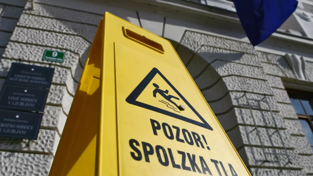 simbolična fotografija - opozorilna tabla - pozor spolzka tla - Vrhovno sodi&scaron;če Republike Slovenije - Vi&scaron;je in Okrožno sodi&scaron;če v Ljubljani, Tavčarjeva ulica 9, stavba - - pravosodje - pravo - pravičnost - pravica - pravni sistem - tožilstvo - sodna oblast - sodi&scaron;ča - //FOTO: Bojan Velikonja