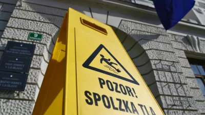 simbolična fotografija - opozorilna tabla - pozor spolzka tla - Vrhovno sodi&scaron;če Republike Slovenije - Vi&scaron;je in Okrožno sodi&scaron;če v Ljubljani, Tavčarjeva ulica 9, stavba - - pravosodje - pravo - pravičnost - pravica - pravni sistem - tožilstvo - sodna oblast - sodi&scaron;ča - //FOTO: Bojan Velikonja