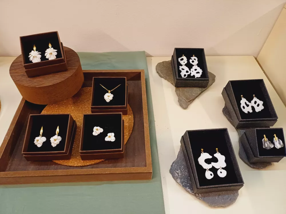 Pod unikatni nakit iz porcelana, pri katerem raziskuje preplet materialnosti, uporabnosti in estetike, se podpisuje Nika Horvat.&nbsp;Foto: Tina Jereb