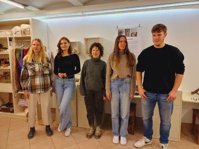 Izbrani mladi rokodelci navdu&scaron;ujejo s svojimi oblikovalskimi presežki in ustvarjalnostjo.&nbsp;Foto: Tina Jereb