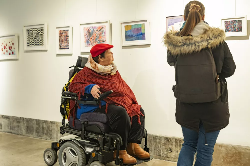 Razstava Razko&scaron;je spominov, ki je postavljena v avli mestne hi&scaron;e, združuje likovna dela članov Likovnih snovanj iz ciklov Dotikanja, &Scaron;epetanja, Povezovanja in Čutenja. Foto: Dru&scaron;tvo distrofikov Slovenije