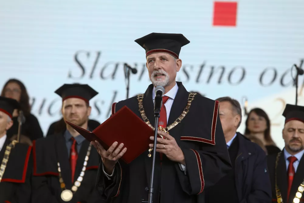 rektor ljubljanske univerze Gregor Majdič- 03.10.2022 &ndash; Pozdrav brucem 2022 &ndash; novo &scaron;tudijsko leto za približno 65.130 &scaron;tudentk in &scaron;tudentov na visoko&scaron;olskem ter 10.000 na vi&scaron;jem strokovnem izobraževanju - sprejem brucev in bruck Univerze v Ljubljani na Kongresnem trgu -  //FOTO: Luka Cjuha