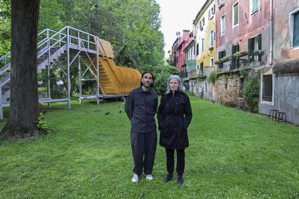 Na lanskem bienalu se je Slovenija predstavljala zunaj dveh osrednjih prizori&scaron;č, Vrtov in Arzenala. Na fotografiji konceptualna umetnica Nika &Scaron;pan in kustos slovenske predstavitve Vladimir Vidmar. / Foto: Jaka Gasar