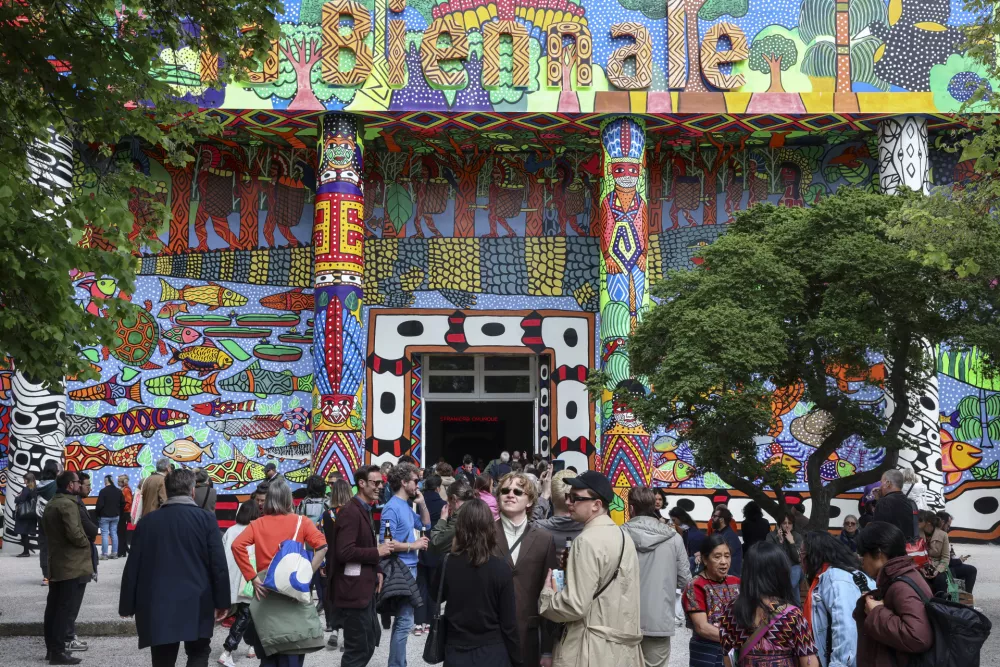 Bene&scaron;ki likovni bienale, ki se izmenjuje z arhitekturnim, je lani obiskalo več kot 700.000 obiskovalcev z vsega sveta. / Foto: Jaka Gasar