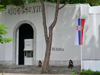 Kunst Bildende Kunst Arte Bienale Tourismus Reisen Italien Venedig 28.05.2024 Venedig Venezia Italien 60. Bienale arte 2024 60. Bieanale di Venecia Kurator Adriano Pedrosa BRA Motto Fremde &uuml;berall Giardini Pavillon Serbien Exposition Coloniale Aleksandar Denic ein untergegangenes Europa Der Serbische Pavillon firmiert noch immer in gro&szlig;en Lettern architektonisch unter dem Titel Jugoslavia das Land das in den Neunzigern zerfiel. Foto Venedig Venetien Italien *** Art Visual Arts Arte Bienale Tourism Travel Italy Venice 28 05 2024 Venice Venezia Italy 60 Bienale arte 2024 60 Bieanale di Venecia Curator Adriano Pedrosa BRA Motto Strangers everywhere Giardini Pavilion Serbia Exposition Coloniale Aleksandar De,Image: 879950887, License: Rights-managed, Restrictions: imago is entitled to issue a simple usage license at the time of provision. Personality and trademark rights as well as copyright laws regarding art-works shown must be observed. Commercial use at your own risk., Model Release: no / Foto: Profimedia