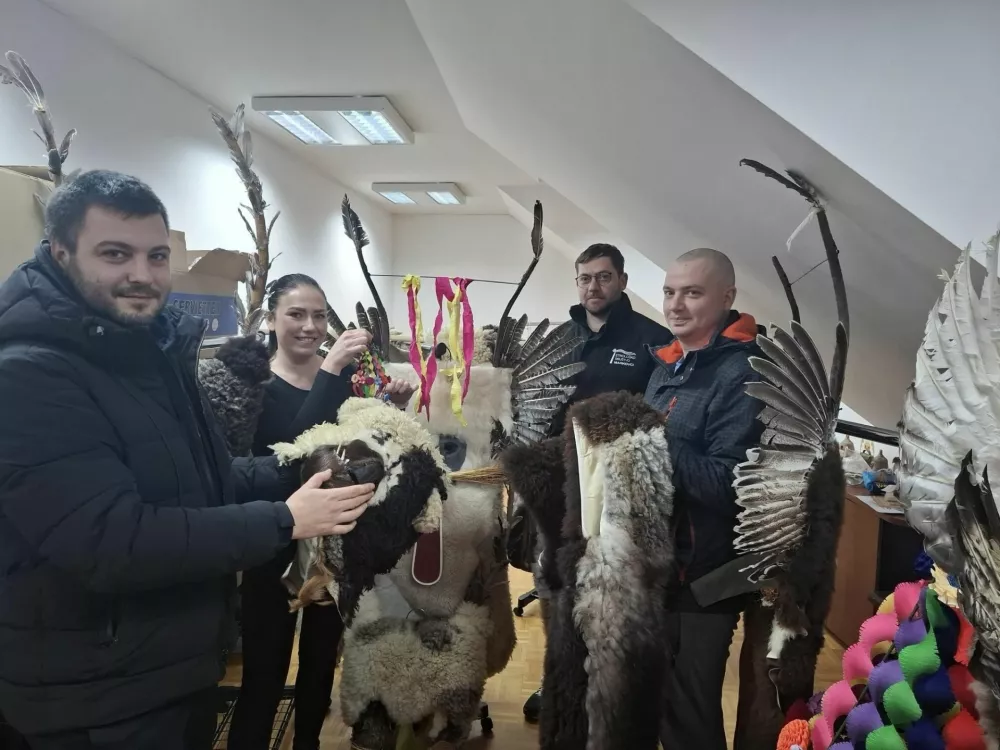 Od leve: Luka Krajnc, Nu&scaron;a Horvat, Matjaž in Marko Mlinarič med koranti, znamenito pustno masko s Ptujskega polja. Foto: Damijan Toplak / Foto: Damijan Toplak