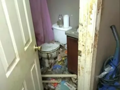 Otroci so več let živeli v grozljivih razmerah. Stanje v hi&scaron;i naj bi bilo tako hudo, da so policisti sprva mislili, da v njej ne živi nihče. 