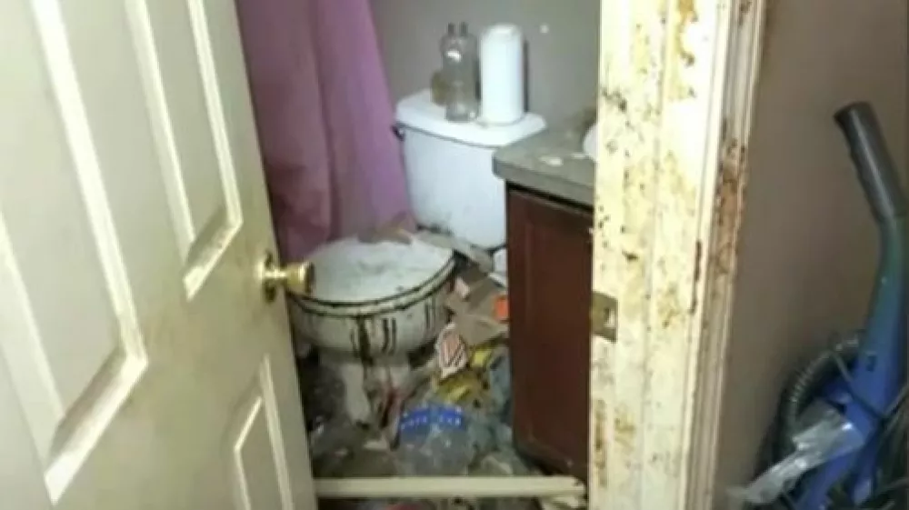 Otroci so več let živeli v grozljivih razmerah. Stanje v hi&scaron;i naj bi bilo tako hudo, da so policisti sprva mislili, da v njej ne živi nihče. 