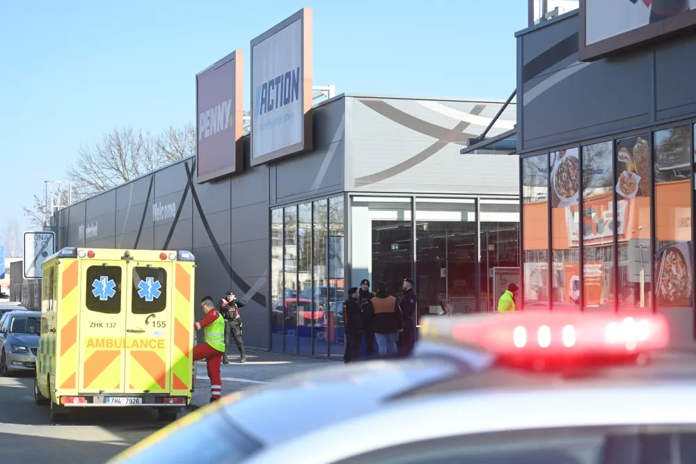 20 February 2025, Czech Republic, Hradec Kralove: Paramedics intervene in front of a department store where two women were killed in a knife attack. Police have apprehended the attacker. Photo: Vost&aacute;rek Josef/CTK/dpa
