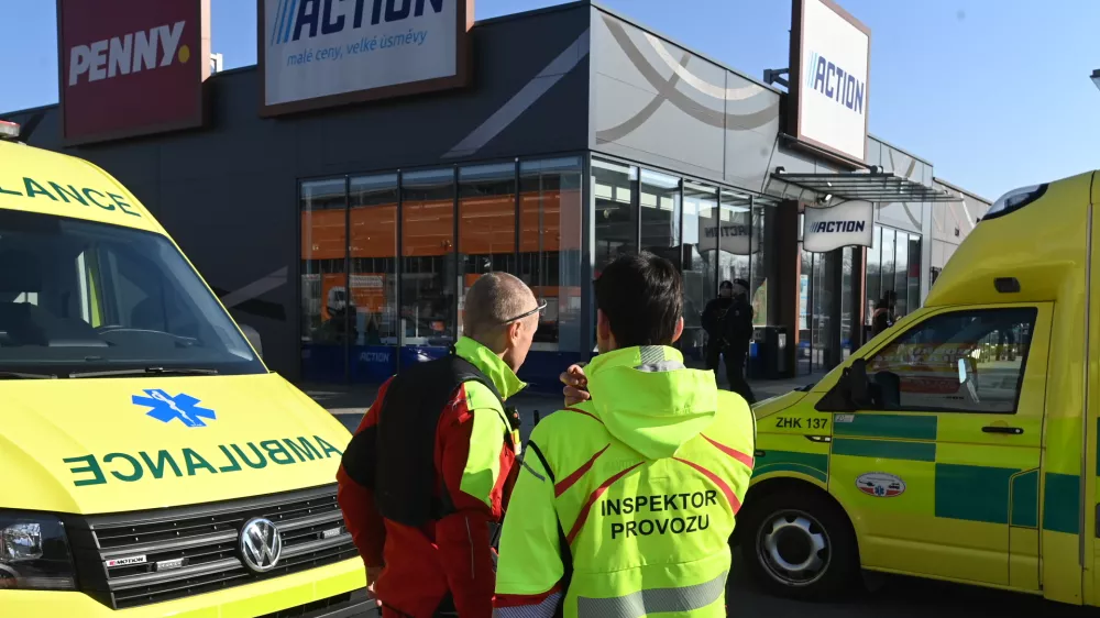 20 February 2025, Czech Republic, Hradec Kralove: Police intervene in a commercial zone where two women were killed in a knife attack. Authorities have arrested the suspect. Photo: Vost&aacute;rek Josef/CTK/dpa