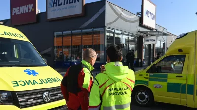 20 February 2025, Czech Republic, Hradec Kralove: Police intervene in a commercial zone where two women were killed in a knife attack. Authorities have arrested the suspect. Photo: Vost&aacute;rek Josef/CTK/dpa