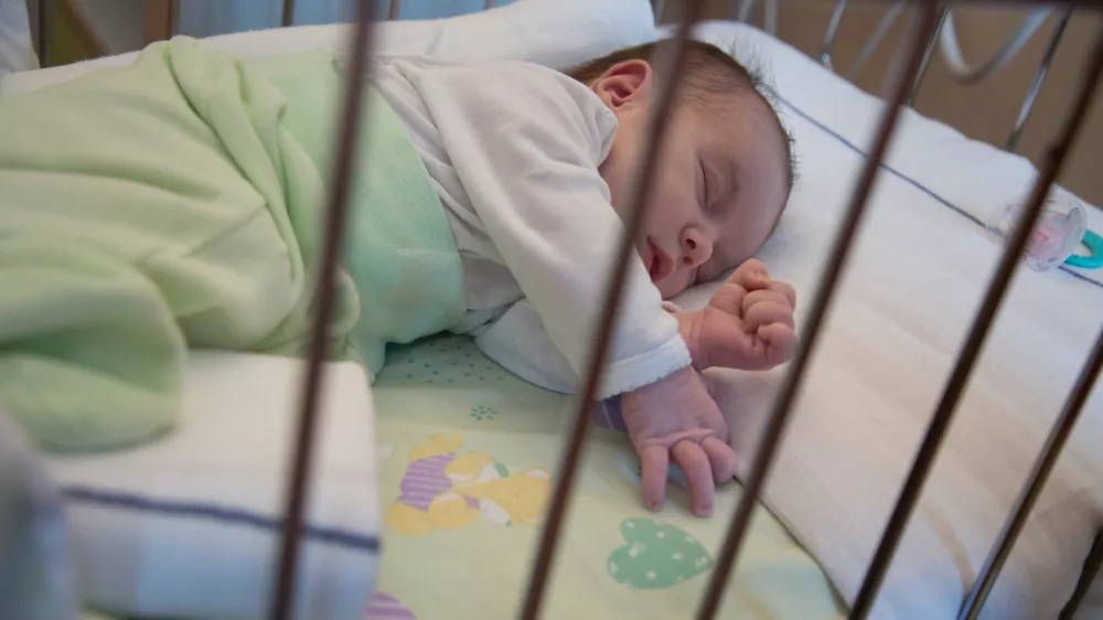 - 15.12.2015 - Pediatrična klinika - Tradicionalni spust Božičkov s strehe po zunanji strani Pediatrične klinike UKC v Ljubljani -i//FOTO: Maja Marko