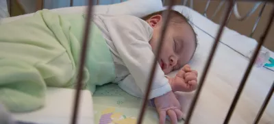 - 15.12.2015 - Pediatrična klinika - Tradicionalni spust Božičkov s strehe po zunanji strani Pediatrične klinike UKC v Ljubljani -i//FOTO: Maja Marko