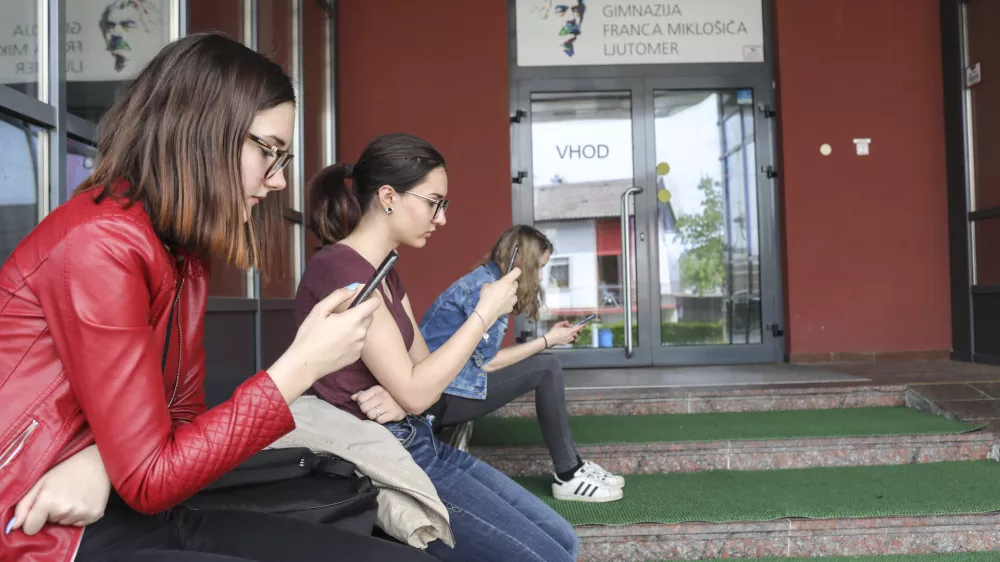 V &scaron;olah se poglablja zasvojenost s tehnologijami in povečuje nasilje. Foto: Jaka Gasar