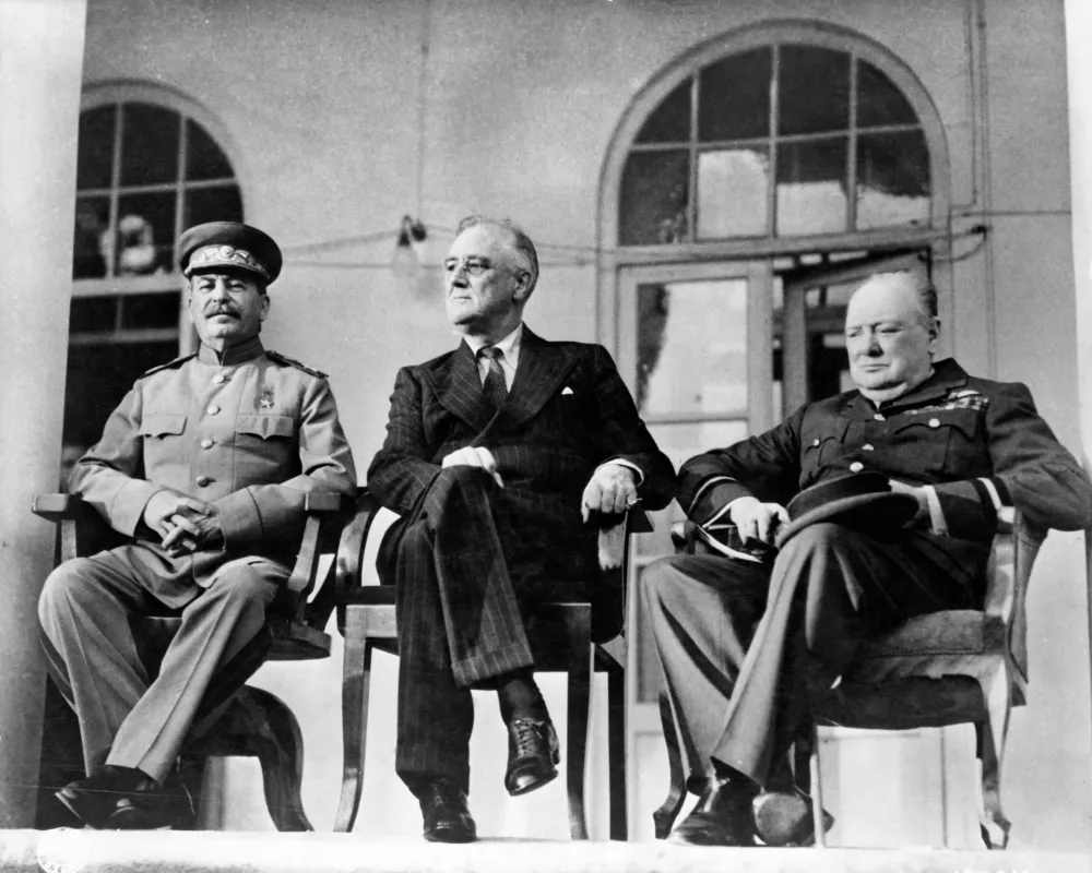 Veliki trije: Josif Stalin,&nbsp;Franklin Roosevelt&nbsp;in&nbsp;Winston Churchill&nbsp;na&nbsp;Teheranski konferenci, november 1943 / Foto: Wikipedija / Foto: Wikipedija