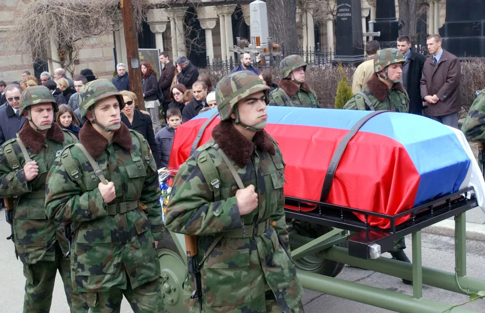 pogreb Zoran Djindjič,- 15.3.2003 Beograd - pogreb umorjenega srbskega premierja Zorana Đinđića - atentat je bil izveden 12. marca 2003 - ostrostrelec ga je ubil pred sedežem vlade v Beogradu.//FOTO: Tomaž Skale / Foto: Tomaž Skale