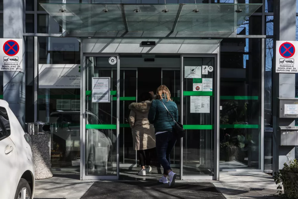 Na Zavodu RS za zaposlovanje opažajo, da se ob pomanjkanju kadra delodajalci čedalje bolj zavedajo pomena in vloge starej&scaron;ih zaposlenih v kolektivu. / Foto: Bojan Velikonja