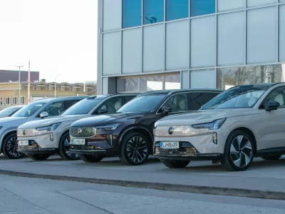 Volvova velika &scaron;portna terenca sta si oblikovno zelo podobna. Prvi in tretji z leve sta XC90, drugi in četrti EX90. / Foto: Matjaž Terzič