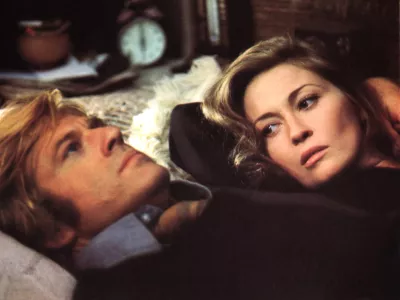 Robert Redford se je v začetku sedemdesetih bal, da bi zaradi svoje lepote z vlogami v romantičnih komedijah obveljal za mo&scaron;ki ekvivalent plehkih starlet, zato je načrtno iskal vloge v resnej&scaron;ih žanrih. Na fotografiji s soigralko iz filma Trije Kondorjevi dnevi, Faye Dunaway / Foto: Getty Images