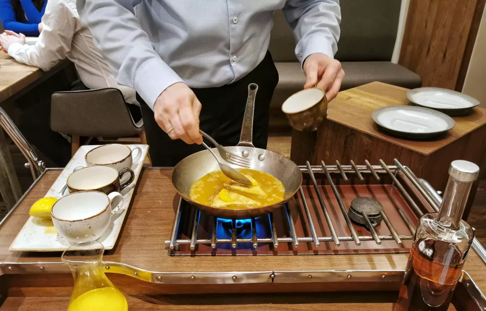 Priprava crepes Suzette, Die Weinbank / Foto: Miha First