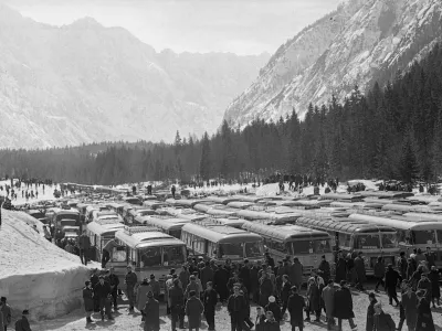 Planica je že desetletja na&scaron; največji &scaron;portni praznik. Leta 1963 so parkiri&scaron;če do zadnjega mesta zasedli avtobusi.&nbsp;/ Foto:&nbsp;Marjan Ciglič,&nbsp;hrani Muzej novej&scaron;e in sodobne zgodovine Slovenije