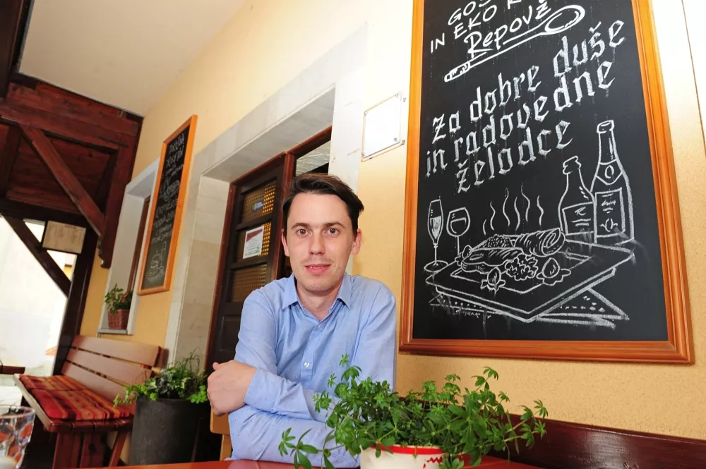 Gostilna Repovž (&Scaron;entjanž)Prenovljena družinska ekolo&scaron;ka kmetija, ki so jo spremenili v vrhunsko gostilno z elementi razko&scaron;ne restavracije, lahko ponudi vse, kar pridelajo sami ali kar pridelajo v bližnji okolici, torej v Posavju in na Dolenjskem. Pa naj gre za meso, zelenjavo, vina, sire, marmelade ali sokove. Ob tem si na hribu, kamor pridete preko Trebnjega, Mokronoga in Krmelja ali prek Celja in Rimskih Toplic, ne belijo las, če je treba dodati kak&scaron;no razko&scaron;nej&scaron;o sestavino, ki ni z domačega vrta. Repovžev bogat najdalj&scaron;i meni, ki obsega sedem jedi z vmesnimi postanki, stane zmernih 70 evrov, &scaron;tiri jedi so 40 evrov. Obsežna vinska karta ima vsa dolenjska vina, 35 penečih etiket, torej penin, &scaron;ampanjcev in pjenu&scaron;cev, kak&scaron;nih 150 je belih etiket, morda nekaj manj rdečih, sedem je ros&eacute;jev in enako slaj&scaron;ih vin, posebej imajo vinsko karto modrih frankinj iz Slovenije, Madžarske, Slova&scaron;ke, Hrva&scaron;ke, Italije in Avstrije. Pri Repovžu je moč tudi prespati, če vzamete kombinacijo degustacijskega menija in sobe za dve osebi, boste plačali dobrih 200 evrov. Rezervacije so obvezne. / Foto: Marko Seruga