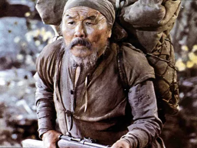 Kino. Uzala, Der Kirgise, Derzu Uzala, Uzala, Der Kirgise, Derzu Uzala, Maxim Munsuk Jahre sp&auml;ter begegnet Wladimir Dersu (Maxim Munsuk) wieder. Da dessen Sehkraft inzwischen nachgelassen hat, nimmt Wladimir den alten Mann in seinem Haus auf., 1975. (Photo by FilmPublicityArchive/United Archives via Getty Images) / Foto: United Archives