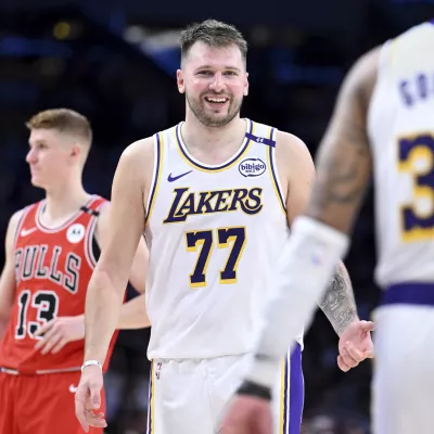 Los Angeles Lakers guard Luka Doncic (77) smiles after making a basket against the Chicago Bulls of an NBA basketball game Saturday, March 22, 2025, in Los Angeles. (AP Photo/Wally Skalij) / Foto: Wally Skalij
