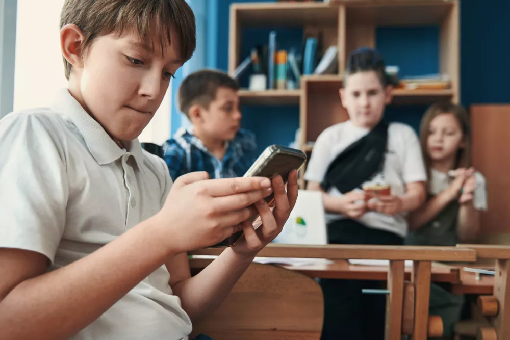 mobilni telefon, &scaron;ola, učenci / Foto: Svitlana Hulko