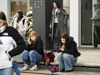 FDVvpis na fakultetefaks&scaron;tudentjedružba mladisodobna tehnologijatehnologijamladimobilni telefonimobilnikisamopodobatelefoniranjesamozavestprijateljstvolepota14.02.2025 Informativni dan na srednjih &scaron;olah in fakultetahFOTO: Nik Erik Neubauer