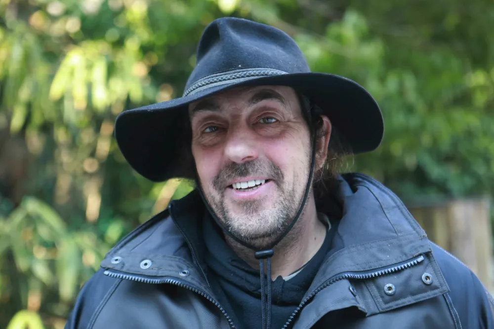 Matija Ram&scaron;ak, oskrbnik

Ker sloni spijo samo &scaron;tiri ure na dan, preostali čas bi pa jedli, ji hrano čez dan odmerjamo. Da jo zaposlimo, ji predvsem v večernih urah hrano tudi skrivamo.&nbsp;Foto: Tomaž Skale