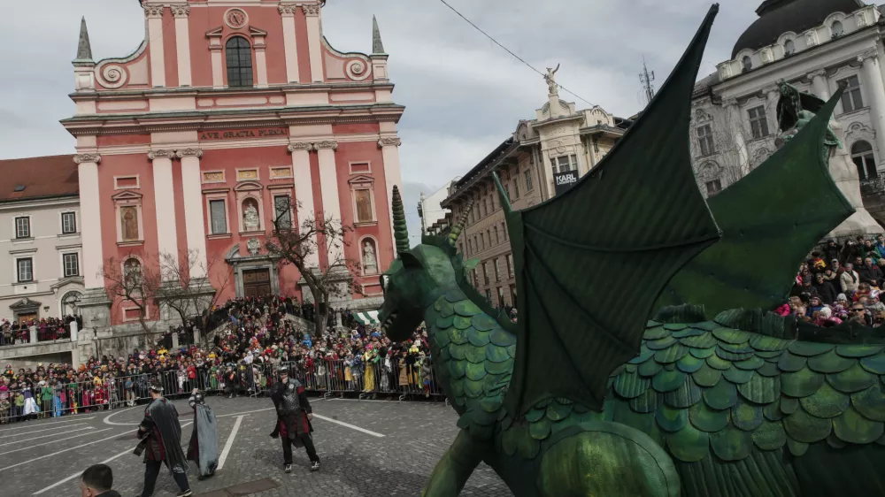 - maskota karnevala - zmaj, Franči&scaron;kanska cerkev - Pre&scaron;ernov trg - - Zmajev karneval v Ljubljani 2014 - pustni karneval na ljubljanskih ulicah posvečen 2000-letnici rimske Emone - pustne maske - pust - pustovanje   //FOTO: Luka Cjuha.