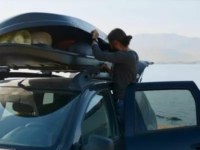 Prtljaga mora biti v stre&scaron;nem kovčku enakomerno razporejena in zavarovana s pritrdilnimi pasovi, pri čemer v prednji del kovčka položite mehkej&scaron;e dele tovora. / Foto: Istock